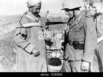 Le tableau de la propagande nazie montre des soldats de la Wehrmacht allemande avec des habitants d'Afrique du Nord en Tunisie. La photo a été prise en février 1943. Fotoarchiv für Zeitgeschichte - PAS DE SERVICE DE VIREMENT - Banque D'Images