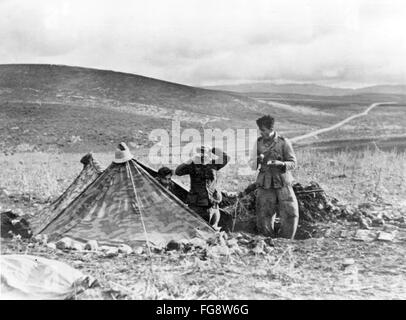 Le tableau de la propagande nazie montre des soldats de la Wehrmacht allemande dans une tente en Tunisie. La photo a été prise en janvier 1943. Fotoarchiv für Zeitgeschichte - PAS DE SERVICE DE VIREMENT - Banque D'Images