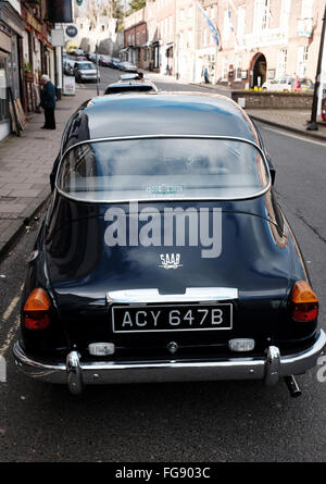 Arundel West Sussex UK - vieux moteur Saab voiture garée dans Street Banque D'Images