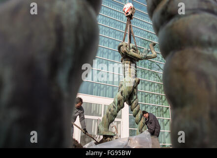 Levage de travailleurs une sculpture à l'Orchestre philharmonique d'Essen, Allemagne, 18 février 2016. Au cours du démantèlement de trois précieux bronze sculptures de l'artiste Thomas Schuette à Essen le Jeudi, le chef d'une sculpture a été supprimé accidentellement. Une grue de levage a été la figure avec une corde sensible lorsqu'un joint soudé a cédé. Le groupe de sculptures 'Ganz grosse Gesiter' (très gros esprits) a été exposé à l'extérieur de l'Orchestre philharmonique d'Essen en 2004. Le propriétaire de la sculptures est essen-basé d'art Thomas Olbricht. Les sculptures ont été démantelés le jeudi hors d'inquiétude pour le vol et le vandalisme. Ph Banque D'Images