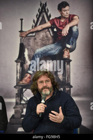 Beijing, Chine. 16Th Jun 2016. Réalisateur Gregory Doran prend la parole lors d'une conférence de presse à propos de la Royal Shakespeare Company dans le National Centre for the Performing Arts à Beijing, capitale de la Chine, le 18 février 2016. L'année 2016 marque le 400e anniversaire de la mort de Shakespeare. La Royal Shakespeare Company se lance dans sa première tournée en Chine qu'il le faudra, productions de Henry IV, partie I, Partie II, Henri IV et Henri V à l'auditoire chinois. © Luo Xiaoguang/Xinhua/Alamy Live News Banque D'Images