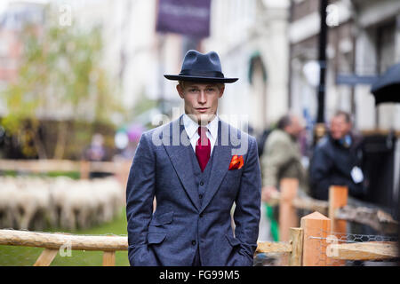 Londres, Royaume-Uni 5 Octobre 2015 modèle masculin à la campagne pour la Semaine de la laine de mouton avec 2015 sur Savile Row dans le centre de Londres. Banque D'Images