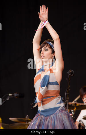 Danseuse sur scène avec Pete Doherty au festival de Glastonbury 2009, Somerset, Angleterre, Royaume-Uni. Banque D'Images