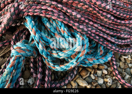 La corde de nylon portant sur la plage à Dungeness Banque D'Images