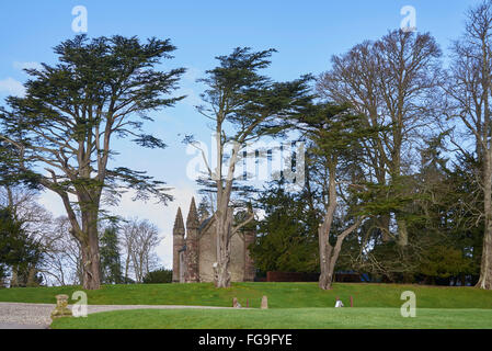 Scone Palace en Ecosse montrant la chapelle et le parc en hiver sur une journée ensoleillée Banque D'Images