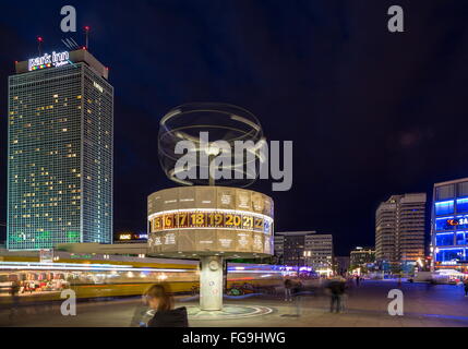 Géographie / voyage, Allemagne, Berlin, Berlin, Alexanderplatz, le Park Inn Hotel et l'horloge indiquant fois à travers le monde, Additional-Rights Clearance-Info-Not-Available- Banque D'Images