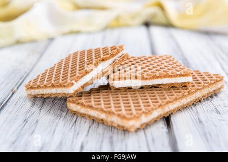 Gaufres à la crème de vanille (croustillant) sur fond de bois vintage Banque D'Images