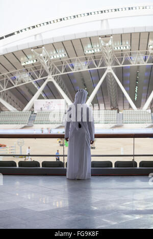 L'homme du Qatar en robe arabe traditionnel à Al Shaqab, Doha, Qatar Banque D'Images