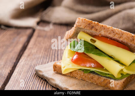 Sandwich au fromage frais sur une vieille table en bois rustique Banque D'Images