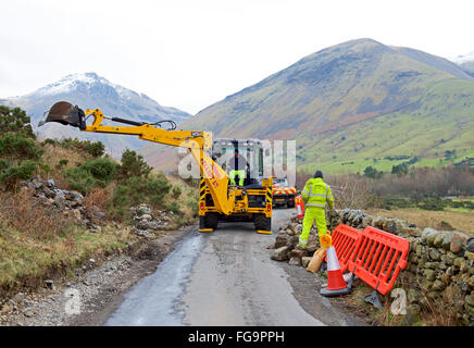 Les hommes avec digger travaillant dans road, Wasdale, Parc National de Lake District, Cumbria, Angleterre, Royaume-Uni Banque D'Images