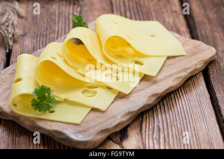 Fromages tranchés (détaillées close-up shot) sur fond de bois rustique Banque D'Images