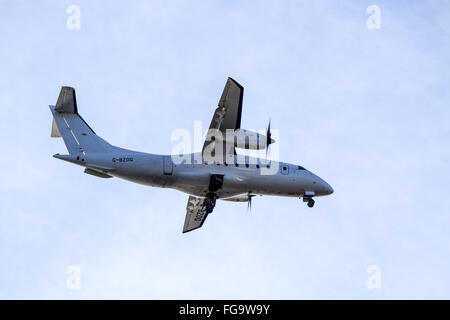 Aviation Tayside Dornier Do.328 (G-BZOG) Suckling Airways avion volant au-dessus de la préparation d'atterrir à l'aéroport de Dundee, Royaume-Uni Banque D'Images