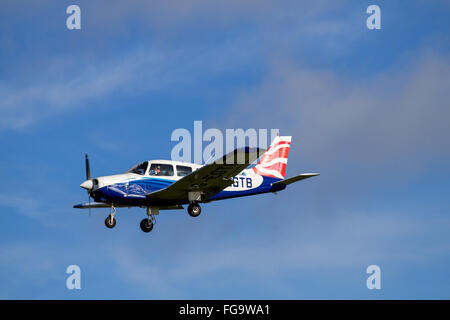 Aviation Piper PA-28-161 Tayside Warrior II G-EGTB avion volant au-dessus et qu'elle s'apprêtait à atterrir à l'aéroport de Dundee, Royaume-Uni Banque D'Images