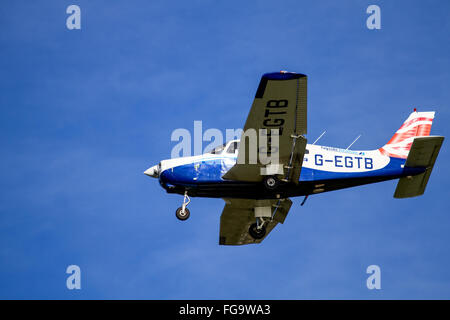 Aviation Piper PA-28-161 Tayside Warrior II G-EGTB avion volant au-dessus et qu'elle s'apprêtait à atterrir à l'aéroport de Dundee, Royaume-Uni Banque D'Images