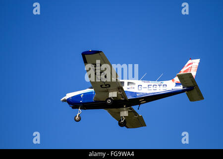 Aviation Piper PA-28-161 Tayside Warrior II G-EGTB avion volant au-dessus et qu'elle s'apprêtait à atterrir à l'aéroport de Dundee, Royaume-Uni Banque D'Images