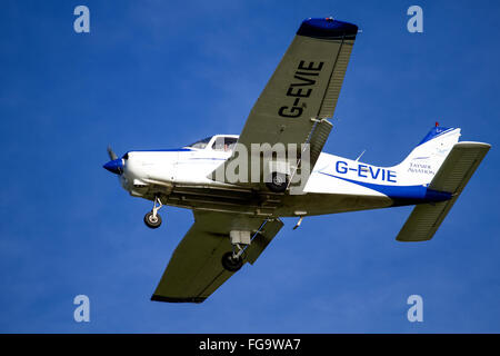 Aviation Tayside Piper PA-28 Warrior G-EVIE avions légers volant au-dessus et qu'elle s'apprêtait à atterrir à l'aéroport de Dundee, Royaume-Uni Banque D'Images