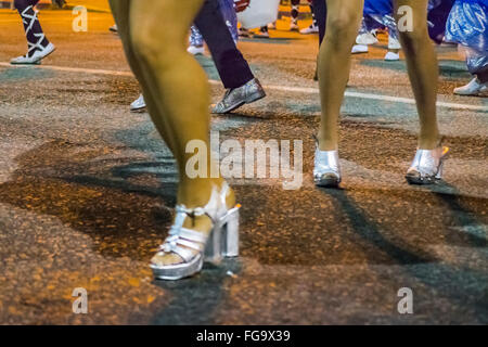 MONTEVIDEO, URUGUAY, JANVIER - 2016 - Low angle shot de danseurs femmes jambes au premier défilé de carnaval de Montevideo, Urugua Banque D'Images
