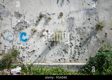 Trous de balle sur le mur de l'hôtel bandoned dans l'ancien complexe touristique de Kupari, village, Croatie Banque D'Images