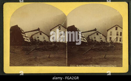 Cette photographie montre la dévastation causée par une catastrophe, avec des maisons détruites le long des rues main et Union. Faisant partie de la collection de vues stéréoscopiques de Robert N. Dennis, il capture la destruction et les conséquences en détail. Banque D'Images