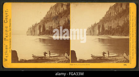 Cette photographie historique, prise par Carleton E. Watkins, représente le paysage spectaculaire du cap Horn sur le fleuve Columbia. Connue pour sa beauté époustouflante, la photographie capture le terrain accidenté et la grandeur naturelle de la région. Banque D'Images