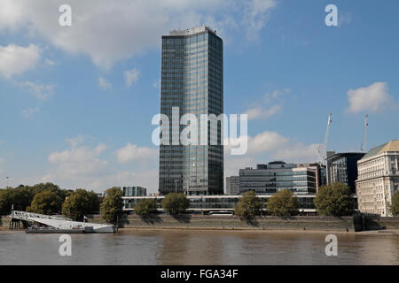 Millbank Tower, vu de la rive sud de la Tamise, Millbank, Londres, Royaume-Uni. Banque D'Images