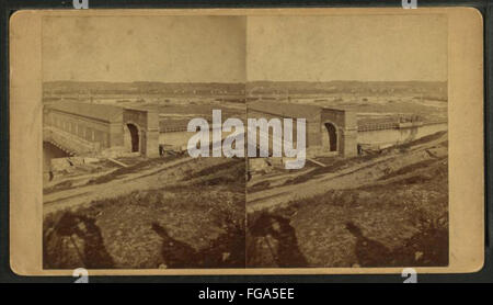 Barrage de la rivière Connecticut avec pont au-delà (ombre du photographe en premier plan, par Milan P. Warner Banque D'Images