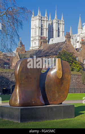 Londres, Westminster Henry Moore sculpture deux pièces à couteaux sur Abingdon Green Banque D'Images