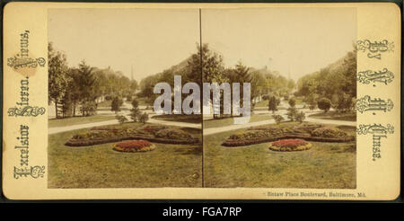 Cette photographie de William M. Chase montre Eutaw place Boulevard à Baltimore, Maryland, capturant l'architecture de la rue, les arbres et la vie urbaine animée. Banque D'Images