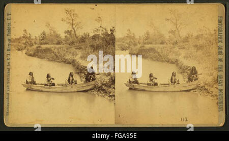 Cette photographie de Stanley J. Morrow montre quatre Amérindiens dans un bateau sur Ponca Creek, capturant un moment de la vie quotidienne dans le passé. Banque D'Images