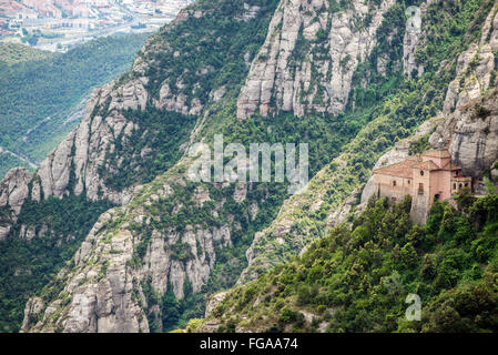 Vue aérienne avec la Sainte Grotte de Montserrat près de abbaye bénédictine Santa Maria de Montserrat, la montagne de Montserrat, en Catalogne, Espagne Banque D'Images