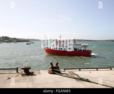 L'île de Sherkin ferry boat, mystique, laissant les eaux du port de Baltimore Sherkin. Banque D'Images