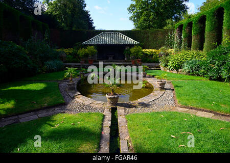 Mount Stewart Maison jardin jardins italiens clippé yew viaduc de couverture en forme de forme caractéristiques fonction RM jardinage Floral Banque D'Images