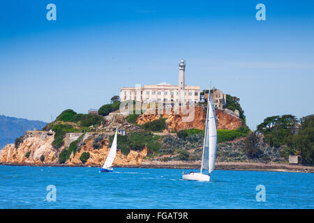 La prison d'Alcatraz et des yachts dans la baie de San Francisco Banque D'Images