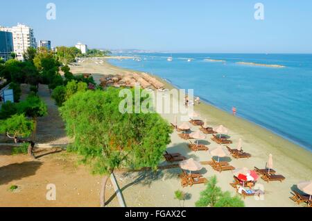 Une vue d'été de la plage de Limassol à Chypre dans Neapoli, près de l'Olympic Residence. Une vue sur le sable, le Medit Banque D'Images