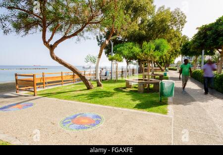 Une vue d'été de la plage dans la région de Limassol à Chypre dans Neapoli, près de l'Olympic Residence. Une vue de l'pedestria Banque D'Images