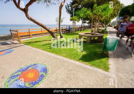 Une vue d'été de la plage dans la région de Limassol à Chypre dans Neapoli, près de l'Olympic Residence. Une vue de l'pedestria Banque D'Images