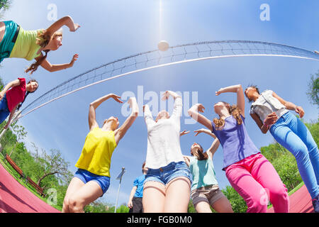 Fisheye Vue de dessous d'adolescents jouer au volley-ball Banque D'Images