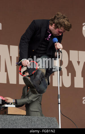 Ricky Wilson des Kaiser Cheifs jouer au festival de Glastonbury 2005. Somerset, Angleterre, Royaume-Uni. Banque D'Images