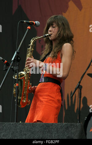 Abi Harding saxophoniste dans The Zutons effectuant au festival de Glastonbury 2005, Somerset, Angleterre, Royaume-Uni. Banque D'Images