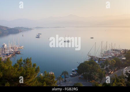 Un matin tôt à la vue sur la baie de Fethiye, Turquie. Banque D'Images