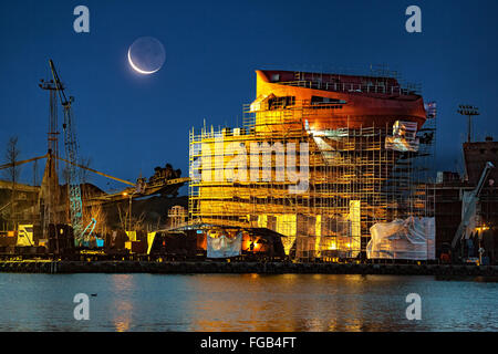 Navire en construction à nuit à Gdansk, Pologne. Banque D'Images