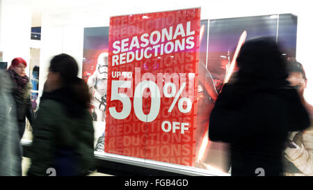 Primark à Wood Green offre 50 % de réduction sur certains articles comme les acheteurs de vente Boxing Day Banque D'Images