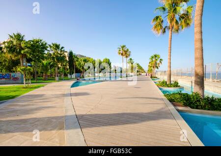 Une vue de Molos, Promenade sur la côte de Limassol à Chypre. Une vue de la promenade chemin entouré de palmiers, de bassins de wa Banque D'Images