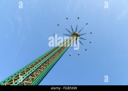 Les gens s'amuser dans Carousel Swing Ride At Amusement Park Banque D'Images