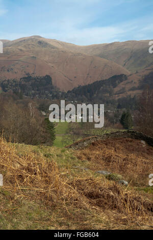 Sandale de siège et Fairfield au-dessus de Grasmere un jour de printemps de Silver Lake District Cumbria England Comment Banque D'Images