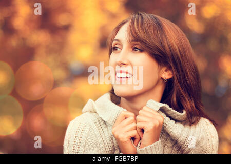 Happy Smiling Woman on Automne Fond Banque D'Images