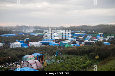 Un aperçu d'une grande partie de la jungle camp de réfugiés et de migrants à Calais. Tentes et abris temporaires dans la distance. Banque D'Images