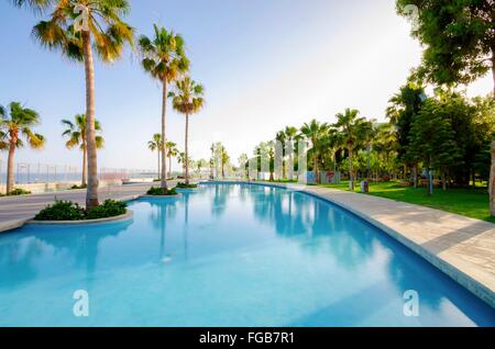 Une vue de Molos, Promenade sur la côte de Limassol à Chypre. Une vue de la promenade chemin entouré de palmiers, de bassins de wa Banque D'Images