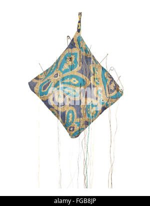 Coussin avec des aiguilles pour la couture isolé sur fond blanc Banque D'Images