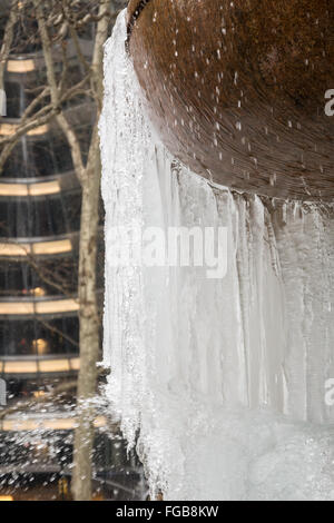 Close up of Josephine Shaw Lowell Memorial Fountain in Bryant Park gelés après des températures froides, New York City Banque D'Images